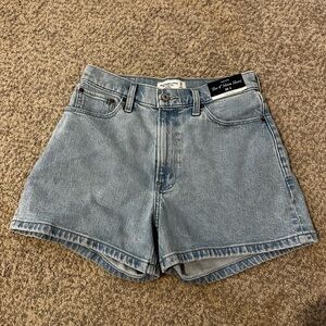 Abercrombie Curve Love High Rise 4” Mom Short